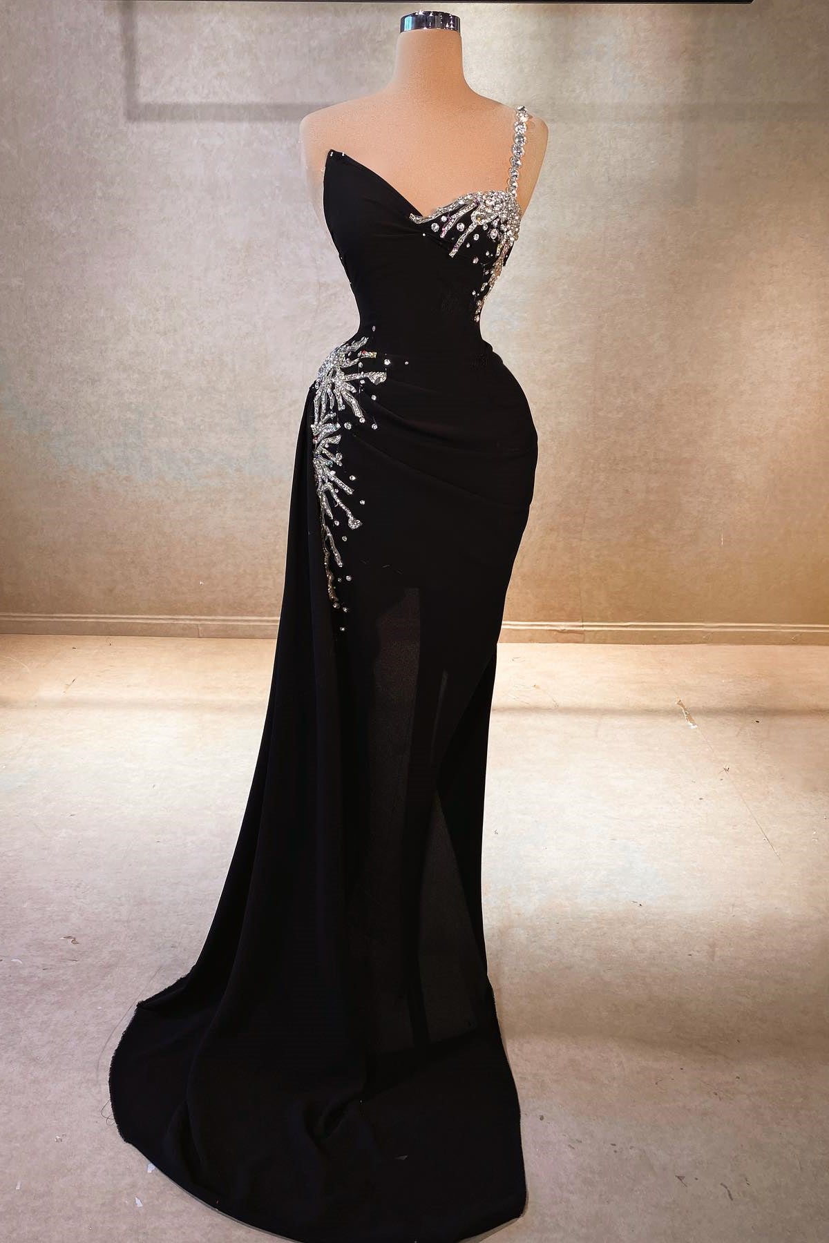 Hermoso vestido de fiesta de gasa negra con diamantes de imitación, si