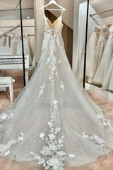 Beautiful White V-Neck Spaghetti Strap A-Line Sleeveless Simple Tulle Long Wedding Dresses With Appliques
