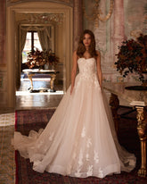 Champagne Tulle A-Line Wedding Dress Strapless Sweetheart Floral Lace Appliqué Cathedral Train Bridal Gown