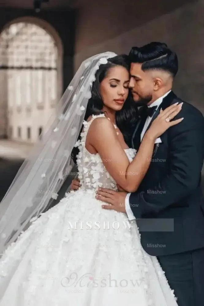 Charming Ball Gown Lace Square Sleeveless White Wedding Dresses With Appliques