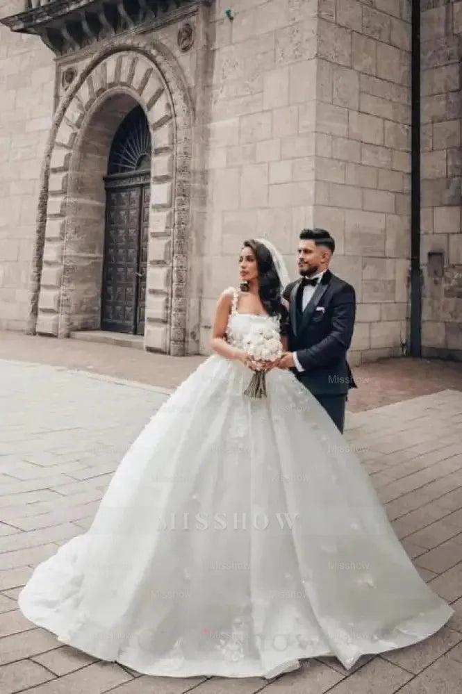 Charming Ball Gown Lace Square Sleeveless White Wedding Dresses With Appliques