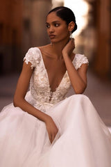 Charming White A-Line V-Neck Cap Sleeve Backless Sweep Train Tulle Wedding Dresses With Appliques