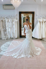 Charming White Lace Mermaid V-Neck Spaghetti Strap Sequined Sleeveless Cathedral Train Tulle Wedding Dresses With Appliques