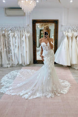 Charming White Lace Mermaid V-Neck Spaghetti Strap Sequined Sleeveless Cathedral Train Tulle Wedding Dresses With Appliques