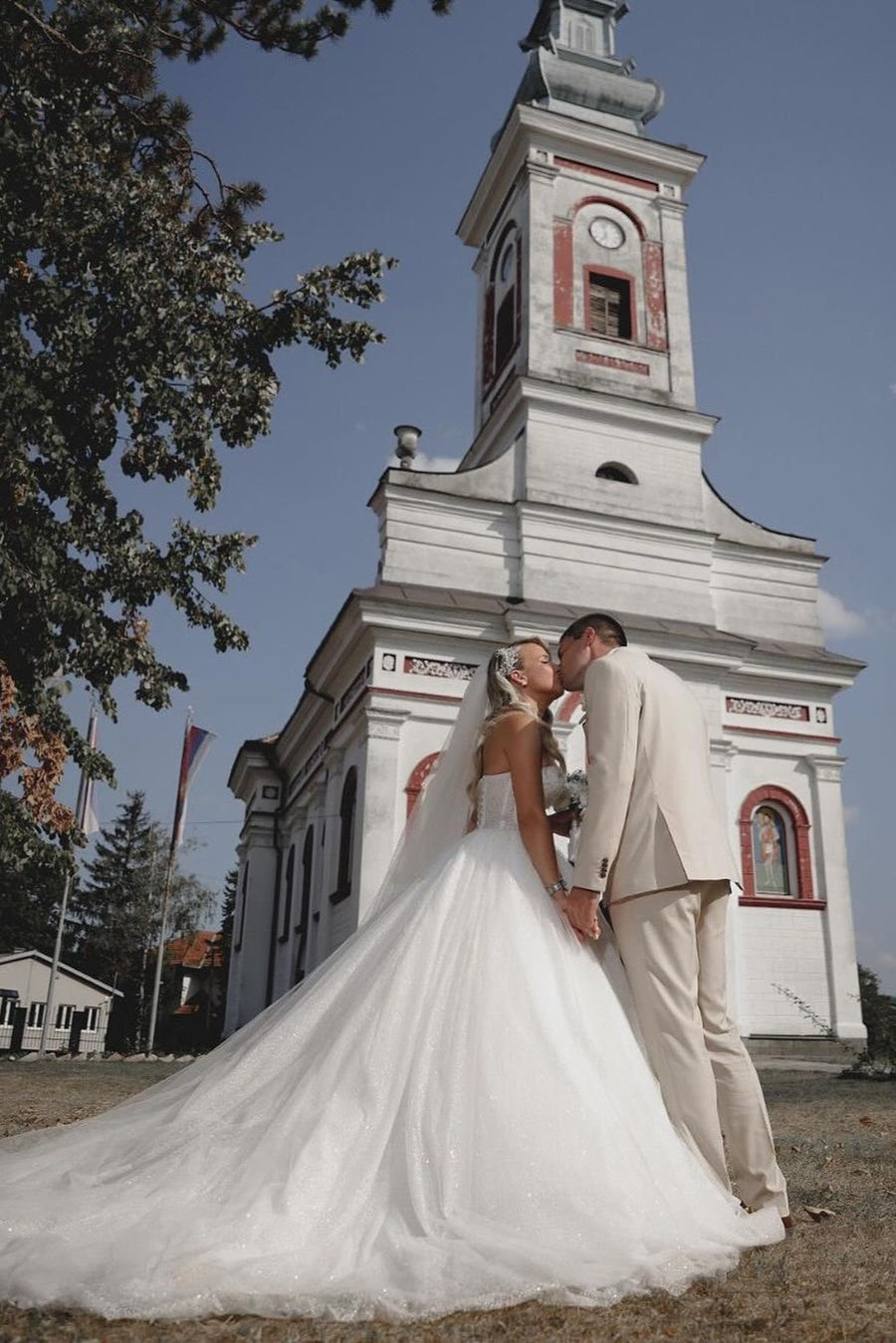 Charming White Sweetheart Ball Gown Beaded Sleeveless Cathedral Train Tulle Wedding Dresses