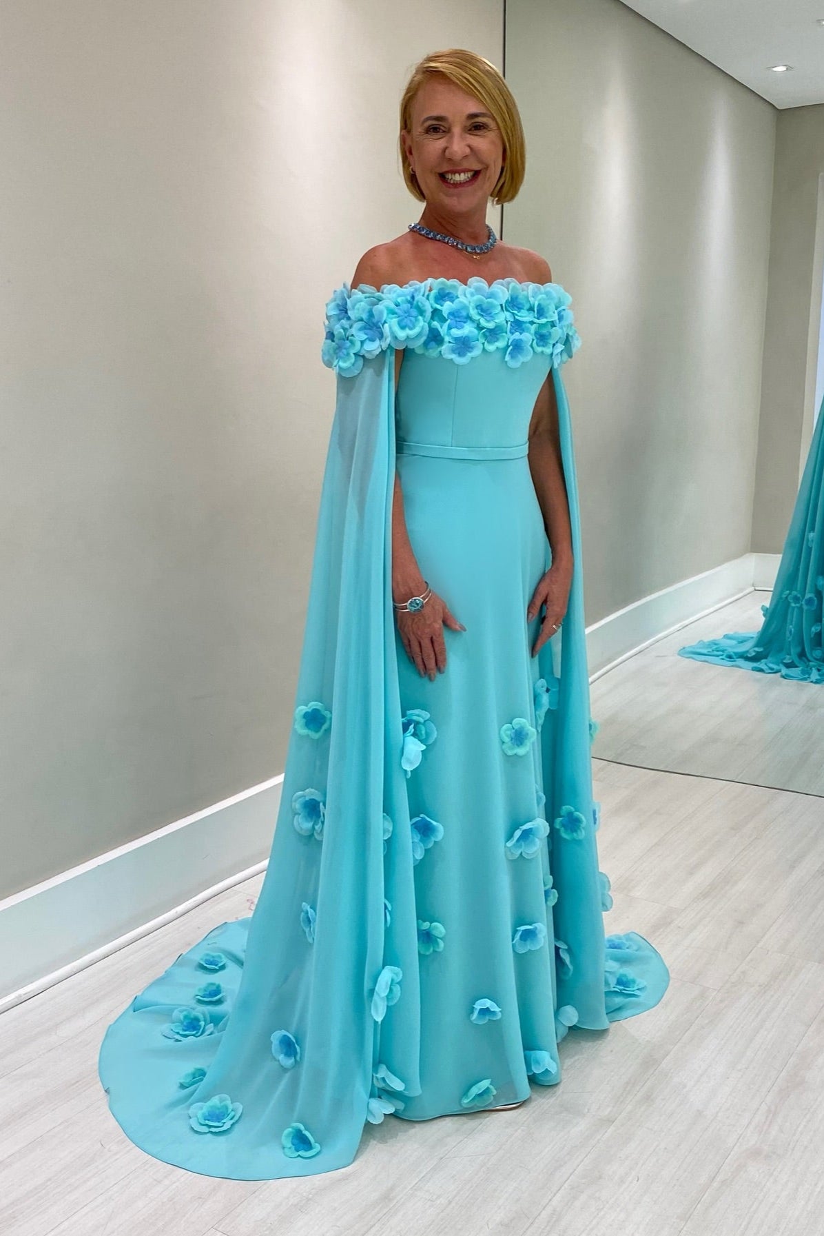 Chic A-Line Chiffon Mother of The Bride Dress Off-The-Shoulder Cap Sleeves Bridesmaid Dresses With Appliques