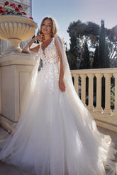 Chic White A-Line Spaghetti Strap V-Neck Cap Sleeves Long Tulle Wedding Dresses With Appliques
