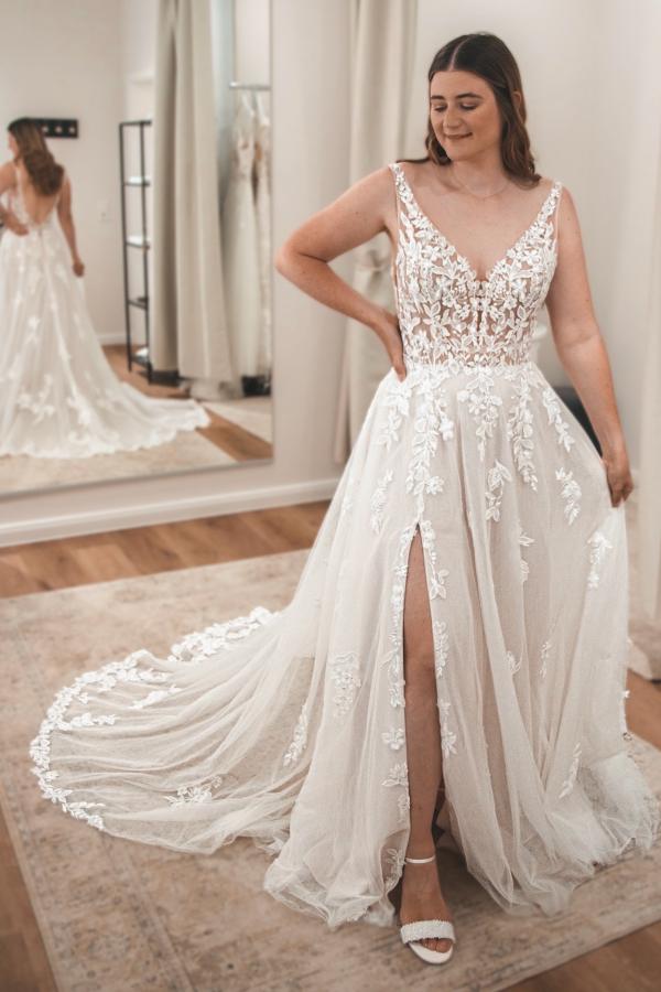 Chic White A-Line Spaghetti Strap V-Neck Sleeveless Long Tulle Split Front Wedding Dresses With Appliques