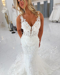 Chic White Mermaid Spaghetti Straps V-Neck Sleeveless Lace Beaded Tulle Chapel Train Wedding Dress With Appliques