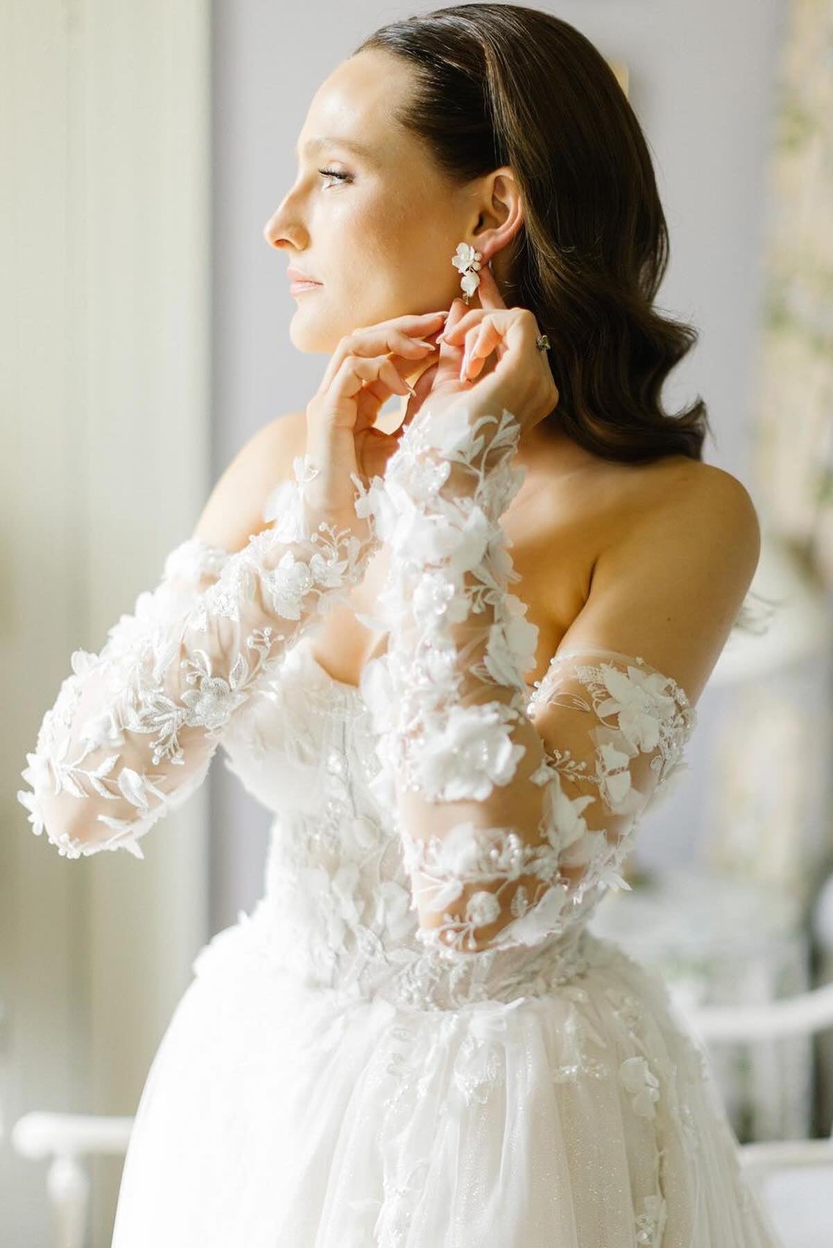 Chic White Sweetheart A-Line Cathedral Train Tulle Wedding Dresses With Appliques