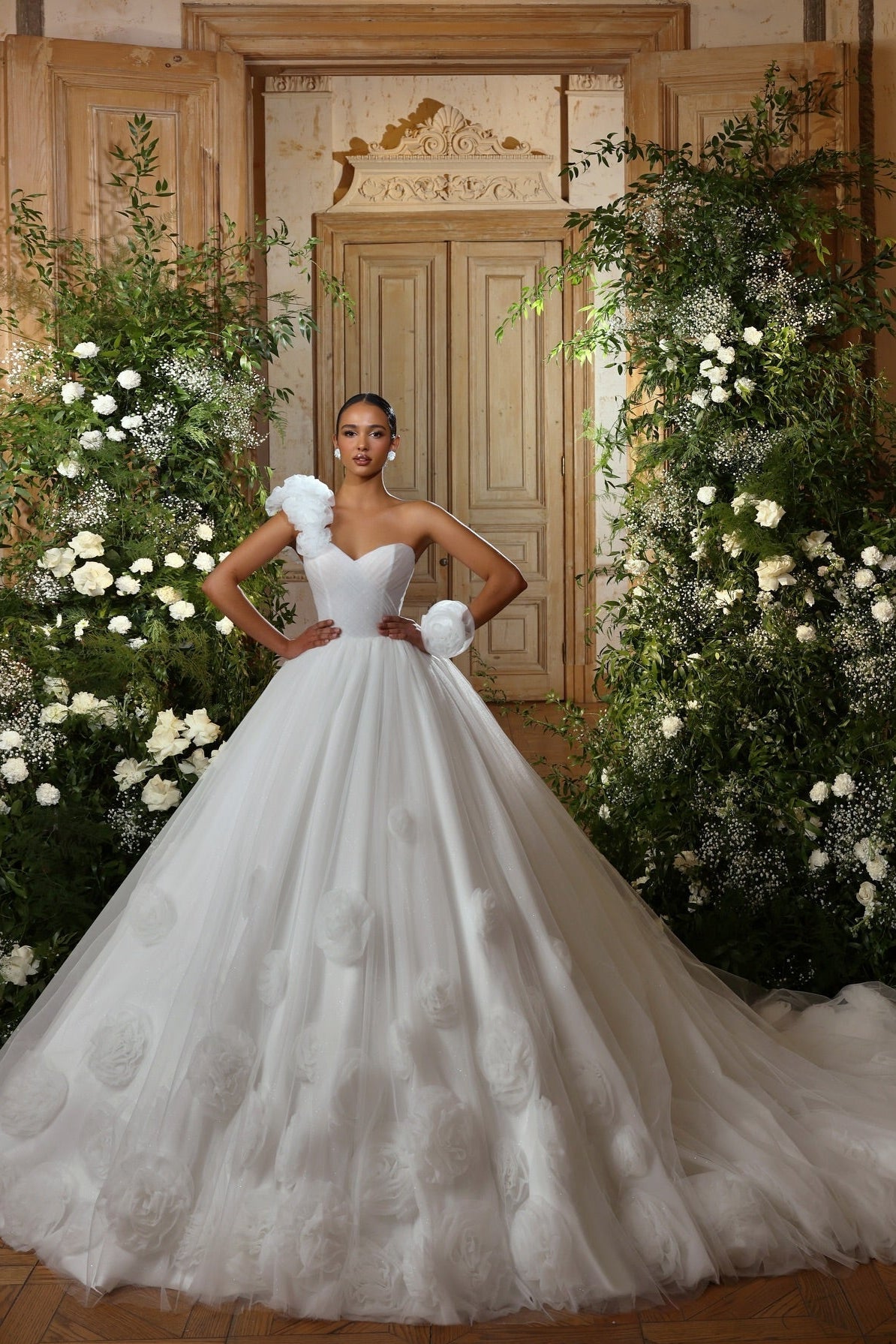 Chic White Sweetheart Ball Gown One-Shoulder Sleeveless Cathedral Train Tulle Wedding Dresses With Handmade Flowers