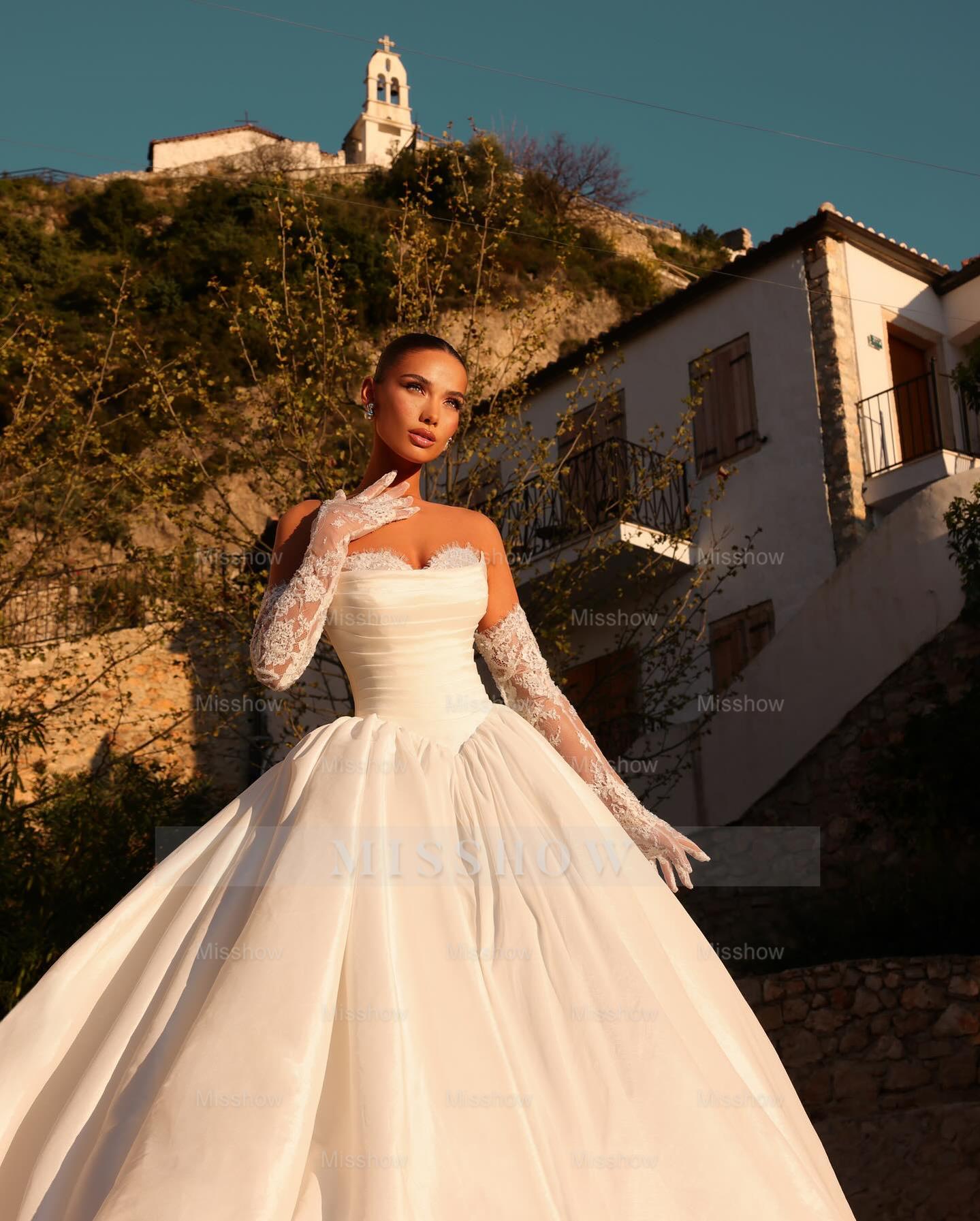Chic White Sweetheart Ball Gown Sleeveless Floor-Length Satin Wedding Dress With Lace