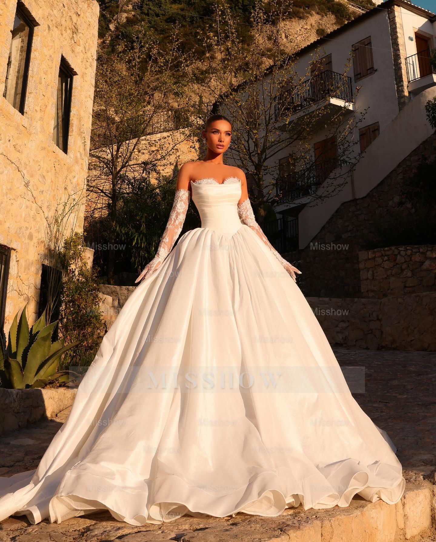 Chic White Sweetheart Ball Gown Sleeveless Floor-Length Satin Wedding Dress With Lace
