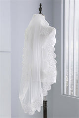 Cute Tulle Lace Scalloped Edge 1.5*1.45M Wedding Veils with Appliques Sequined