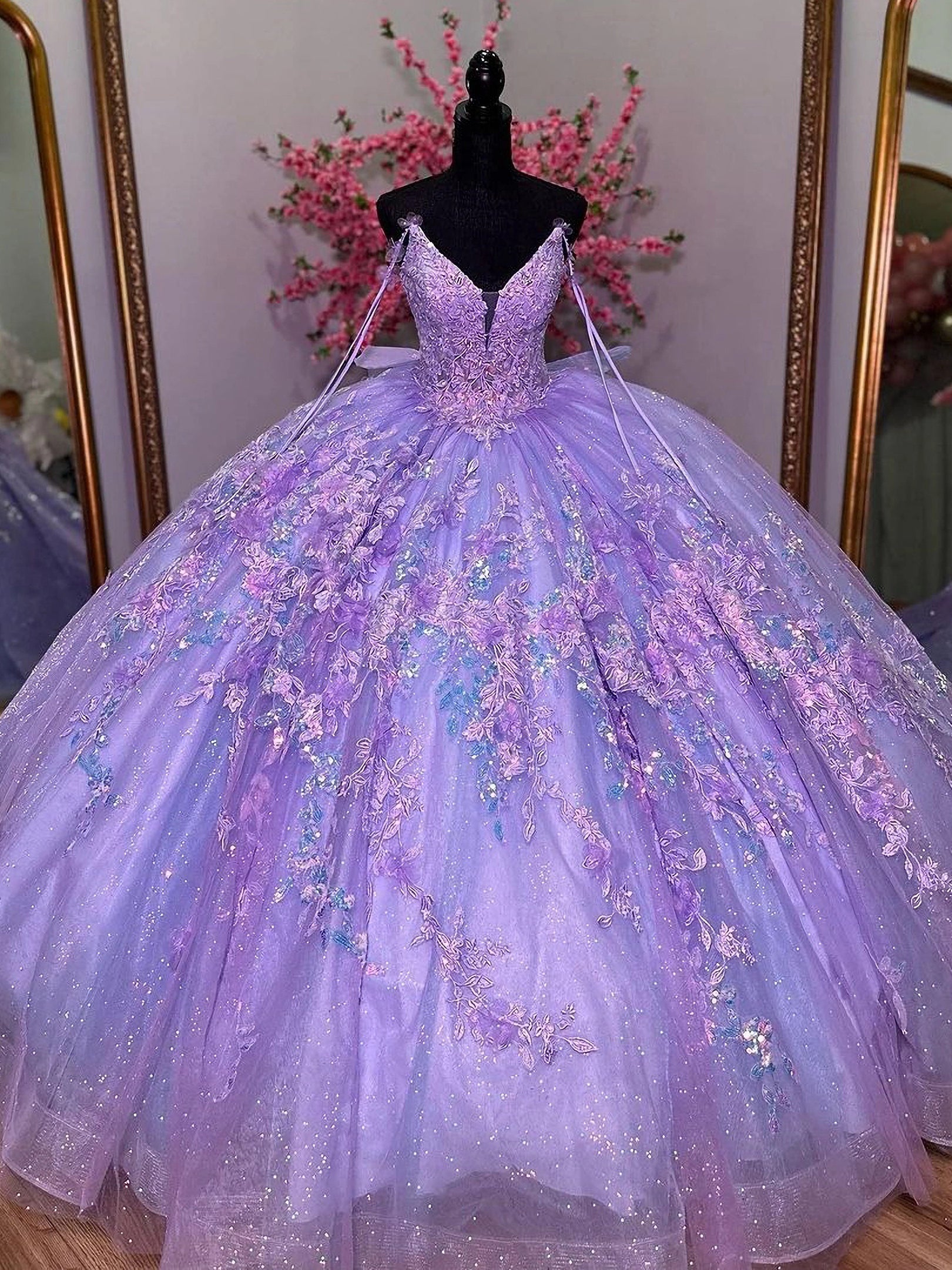 Elegant Lavender V-Neck Sleeveless Lace Applique Beaded Bow Ball Gown Quinceanera Dress