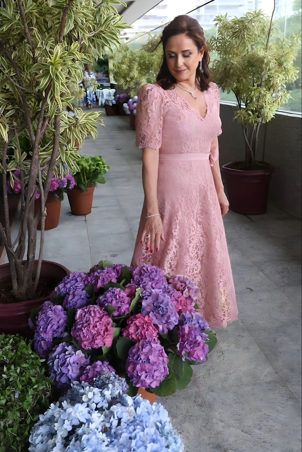 Elegant Pink A-Line Mother of Bride V-Neck Short Sleeves Long Lace Bridesmaid Dress