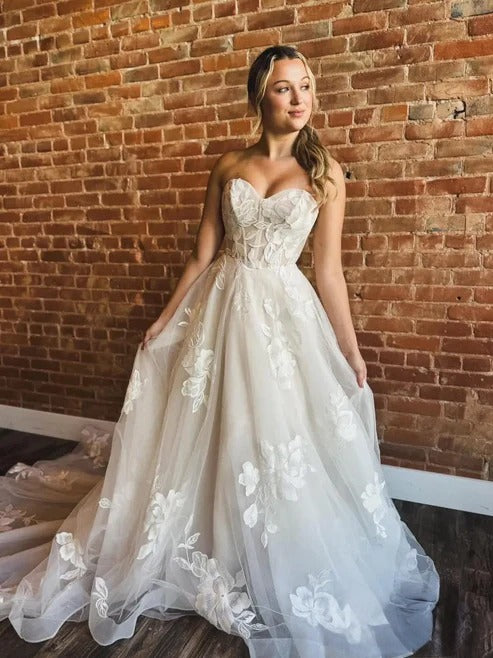 Elegant White A-Line Sweetheart Sleeveless Embroidery Sweep Train Backless Tulle Wedding Dresses