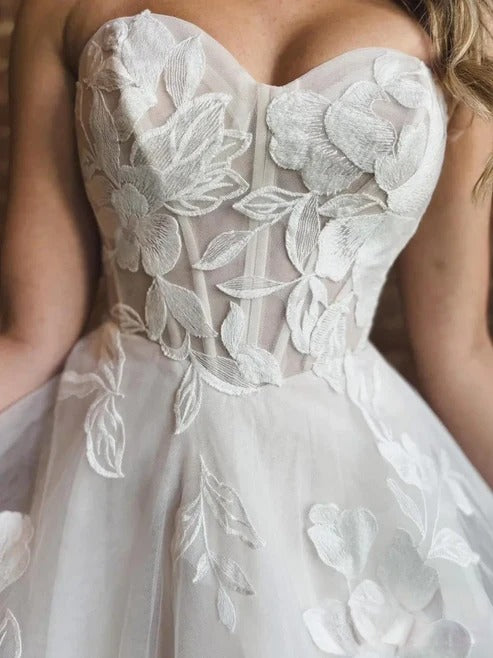 Elegant White A-Line Sweetheart Sleeveless Embroidery Sweep Train Backless Tulle Wedding Dresses
