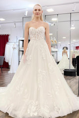 Elegant White A-Line Sweetheart Sleeveless Embroidery Sweep Train Backless Tulle Wedding Dresses