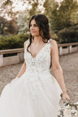 Elegant White A-Line V-Neck Spaghetti Strap Sleeveless Backless Lace Sweep Train Tulle Wedding Dresses With Appliques