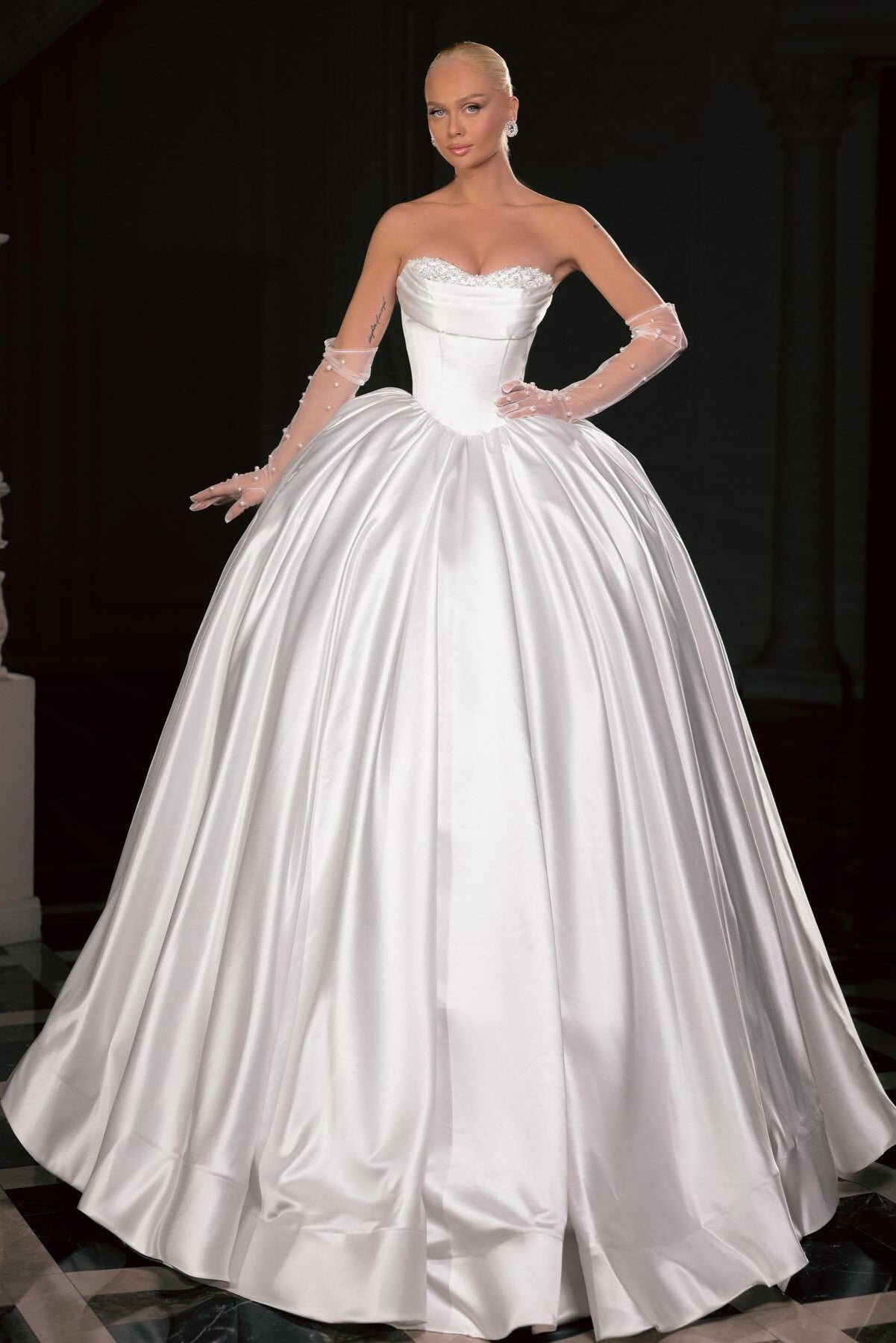 Elegant White Ball Gown Sweetheart Sleeveless Beaded Satin Ruffles Long Wedding Dress With Pearls