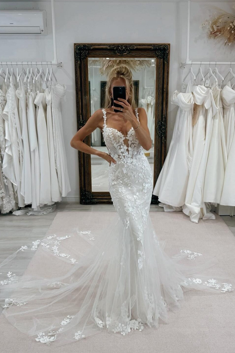 Elegant White Lace Mermaid V-Neck Spaghetti Strap Sleeveless Cathedral Train Tulle Wedding Dresses With Appliques