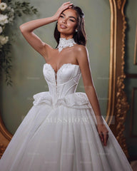 Elegant White Sweetheart Sleeveless Beaded Ball Gown Chapel Train Lace Wedding Dresses With Appliques