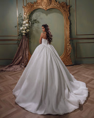 Elegant White Sweetheart Sleeveless Beaded Ball Gown Chapel Train Lace Wedding Dresses With Appliques