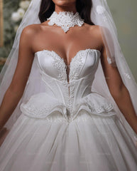 Elegant White Sweetheart Sleeveless Beaded Ball Gown Chapel Train Lace Wedding Dresses With Appliques