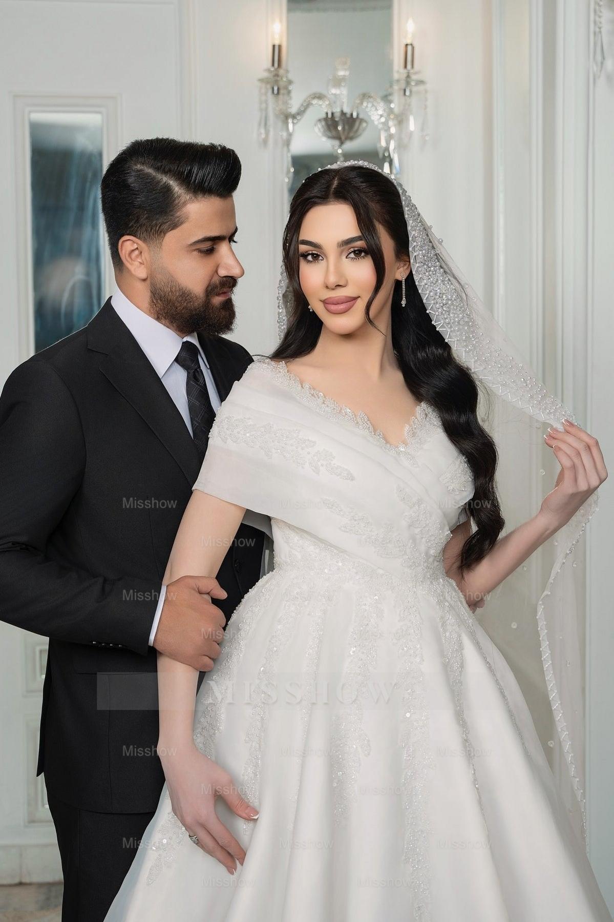 Elegant White V-Neck Off-The-Shoulder Sleeveless Sequined Long Chiffon Wedding Dresses With Appliques