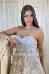 Fabulous A-Line Lace Sweetheart Sleeveless White Wedding Dress With Appliques