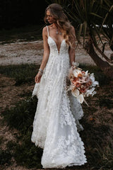 Fabulous White A-Line Spaghetti Strap V-neck Sleeveless Lace Sweep Train Tulle Wedding Dresses With High Slit