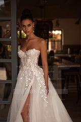 Fabulous White A-line Sweetheart Sequined Lace Sleeveless Tulle Long Wedding Dresses With Slit