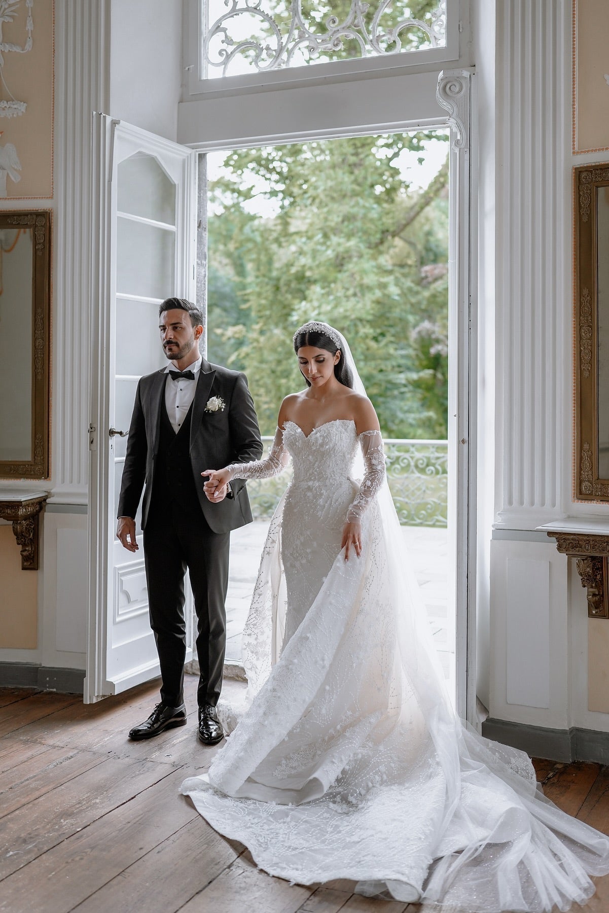 Fabulous White Column Sweetheart Sleeveless Lace Beaded Long Wedding Dress With Detachable Trian