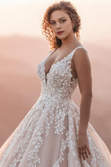 Fabulous White V-Neck Spaghetti Strap A-Line Sleeveless Backless Tulle Long Lace Wedding Dresses With Appliques