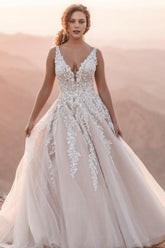 Fabulous White V-Neck Spaghetti Strap A-Line Sleeveless Backless Tulle Long Lace Wedding Dresses With Appliques