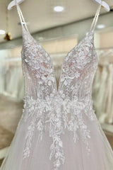 Fashionable White V-Neck Spaghetti Strap A-Line Sleeveless Tulle Wedding Dresses With Appliques