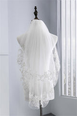 Floral Cute Tulle Lace Cut Edge 1.5*1.1M Wedding Veils with Appliques Sequined