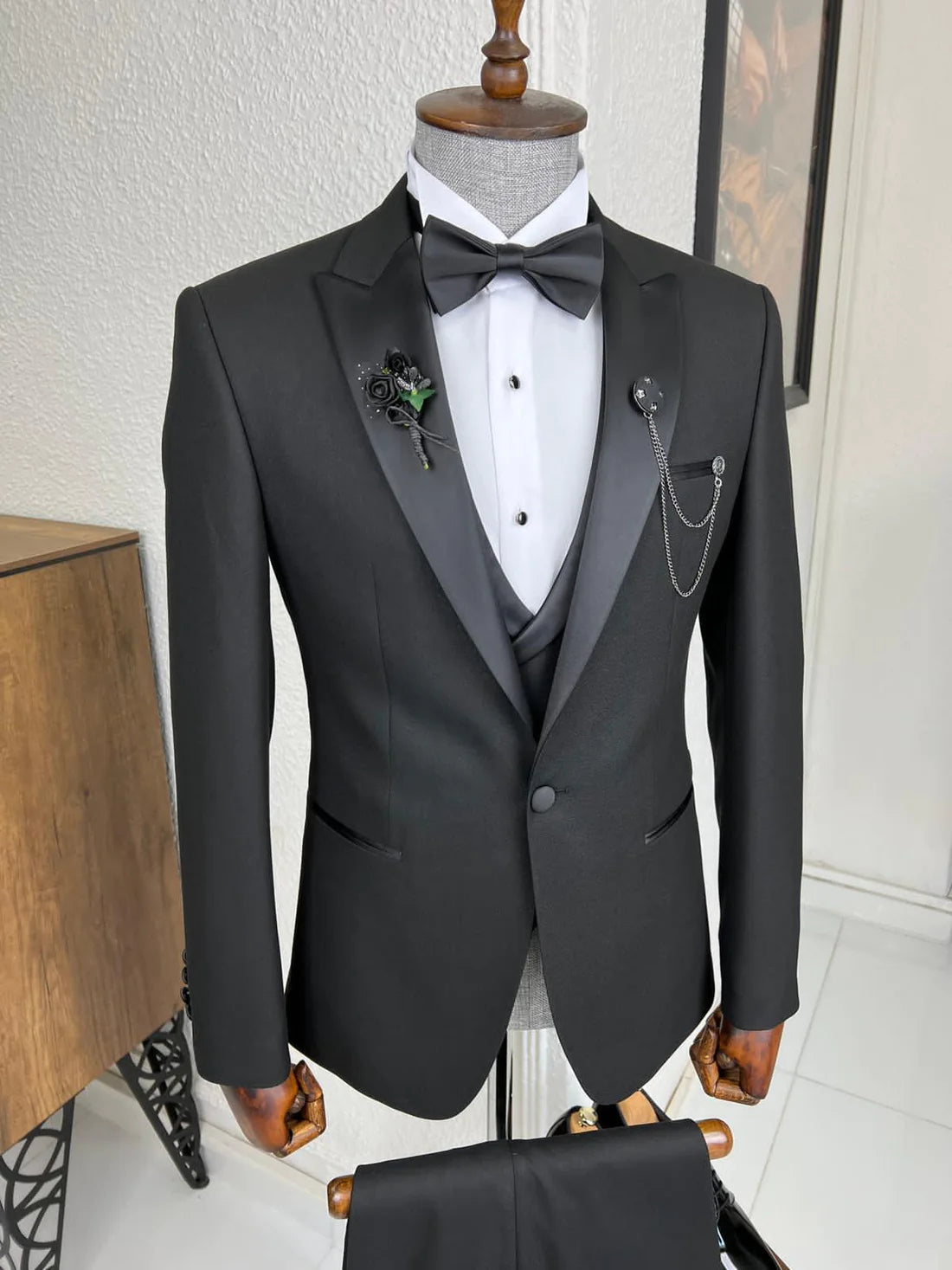 Formal Black Peak Lapel Three-Piece Business Suit Design for Men