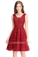 Glamorous Sleeveless Appliques Tulle Lace V-Neck Knee Length Dress
