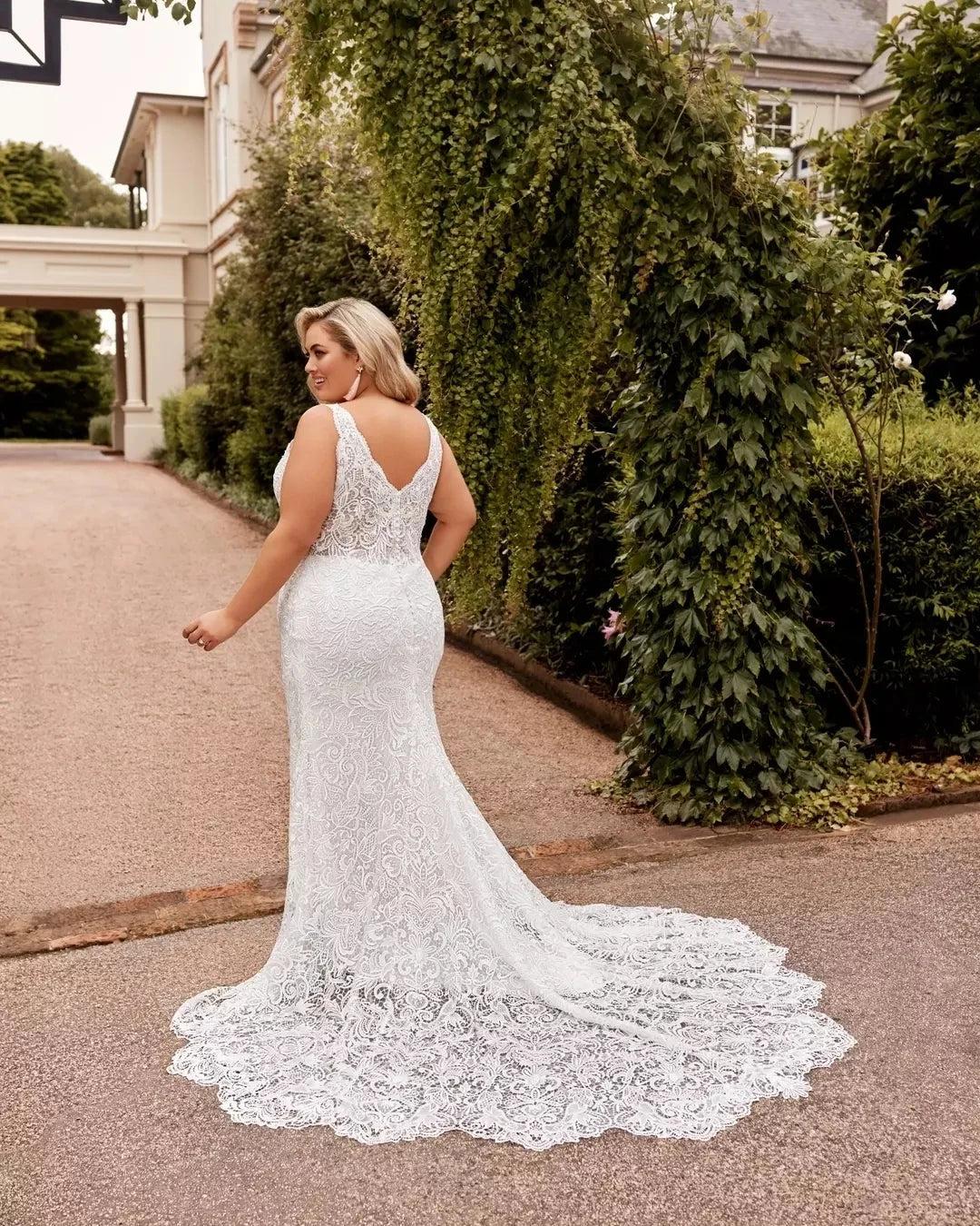 Ivory All-Over Lace Mermaid Wedding Dress V-neck Sleeveless Open Back Cathedral Train Plus Size Bridal Gown