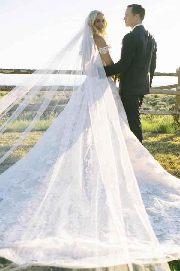 Ivory Ball Gown Wedding Dress Off Shoulder Sweetheart 3D Floral Lace Applique Tulle Princess Bridal Gown with Cathedral Train