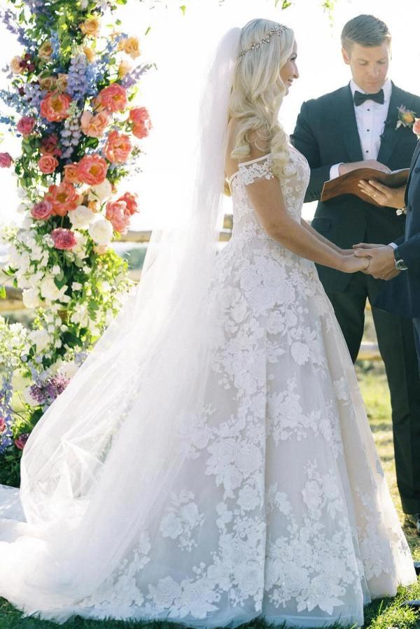 Ivory Ball Gown Wedding Dress Off Shoulder Sweetheart 3D Floral Lace Applique Tulle Princess Bridal Gown with Cathedral Train