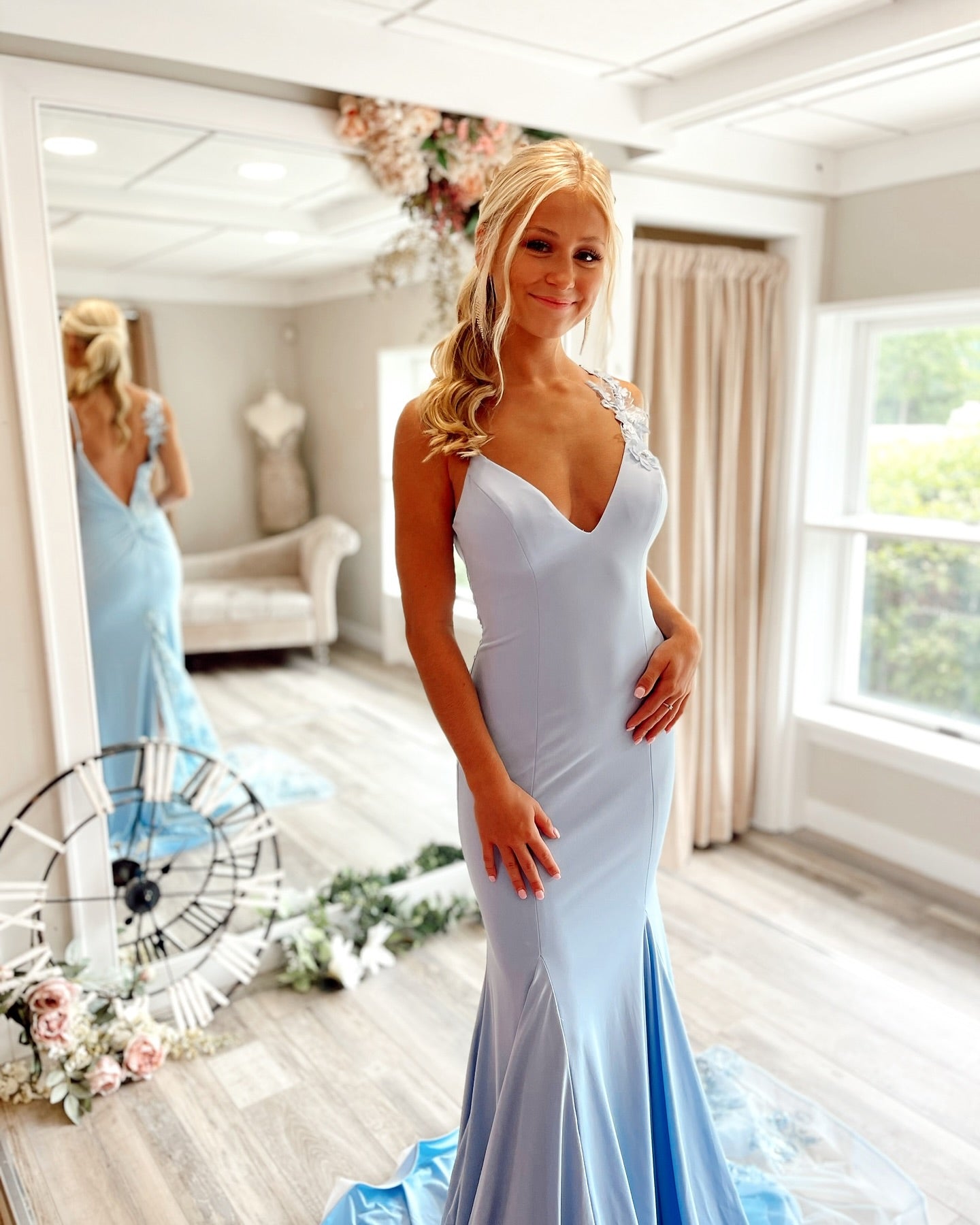 Light Blue Satin Mermaid Evening Dress V-Neck Spaghetti Straps Floral Lace Appliqué Formal Gown