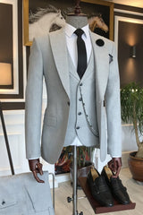 Light Gray Close-Fit Peaked Lapel Three-Piece Business Suit