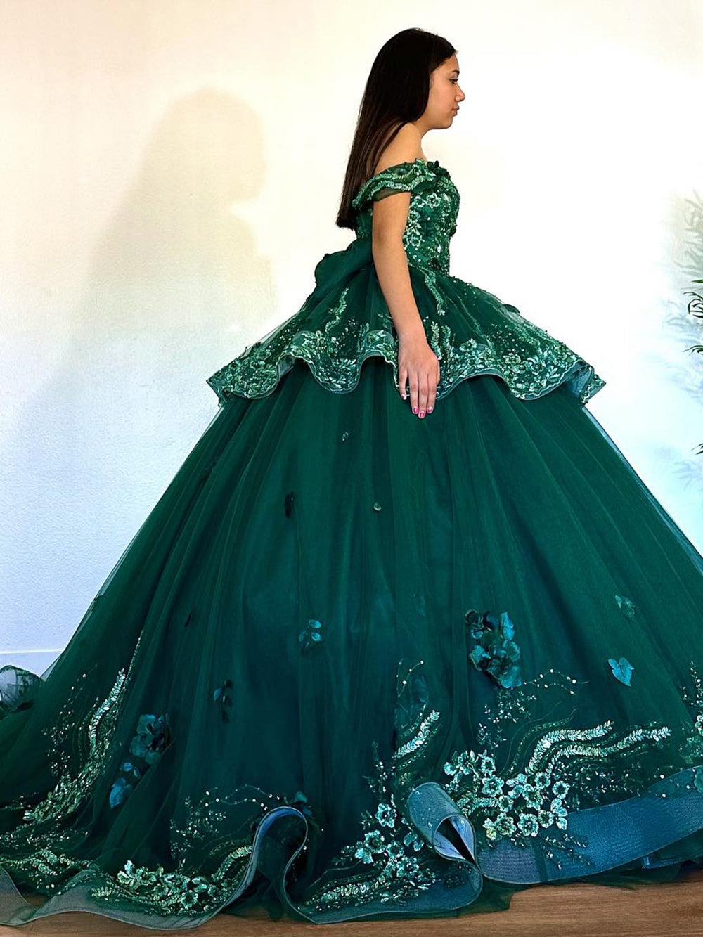 Misshow Exquisite Emerald Green Ball Gown Off-Shoulder Lace Applique Tiered Tulle Skirt with Sweep Train for Quinceanera & Sweet 16