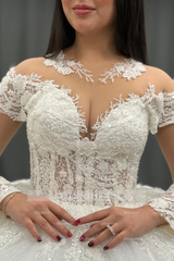 Misshow White Tulle Ball Gown Scoop Neck Lace Appliques & Pleated Skirt for Quinceanera Sweet 16 and Formal Evenings