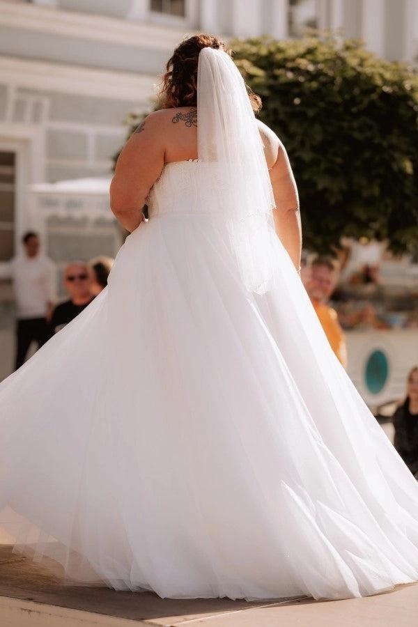 Plus Size White A-Line Wedding Dress Strapless Sweetheart Scalloped Lace Bodice Tulle Princess Bridal Gown with Sweep Train