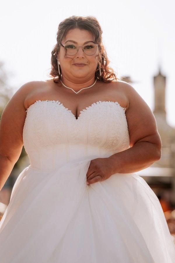 Plus Size White A-Line Wedding Dress Strapless Sweetheart Scalloped Lace Bodice Tulle Princess Bridal Gown with Sweep Train