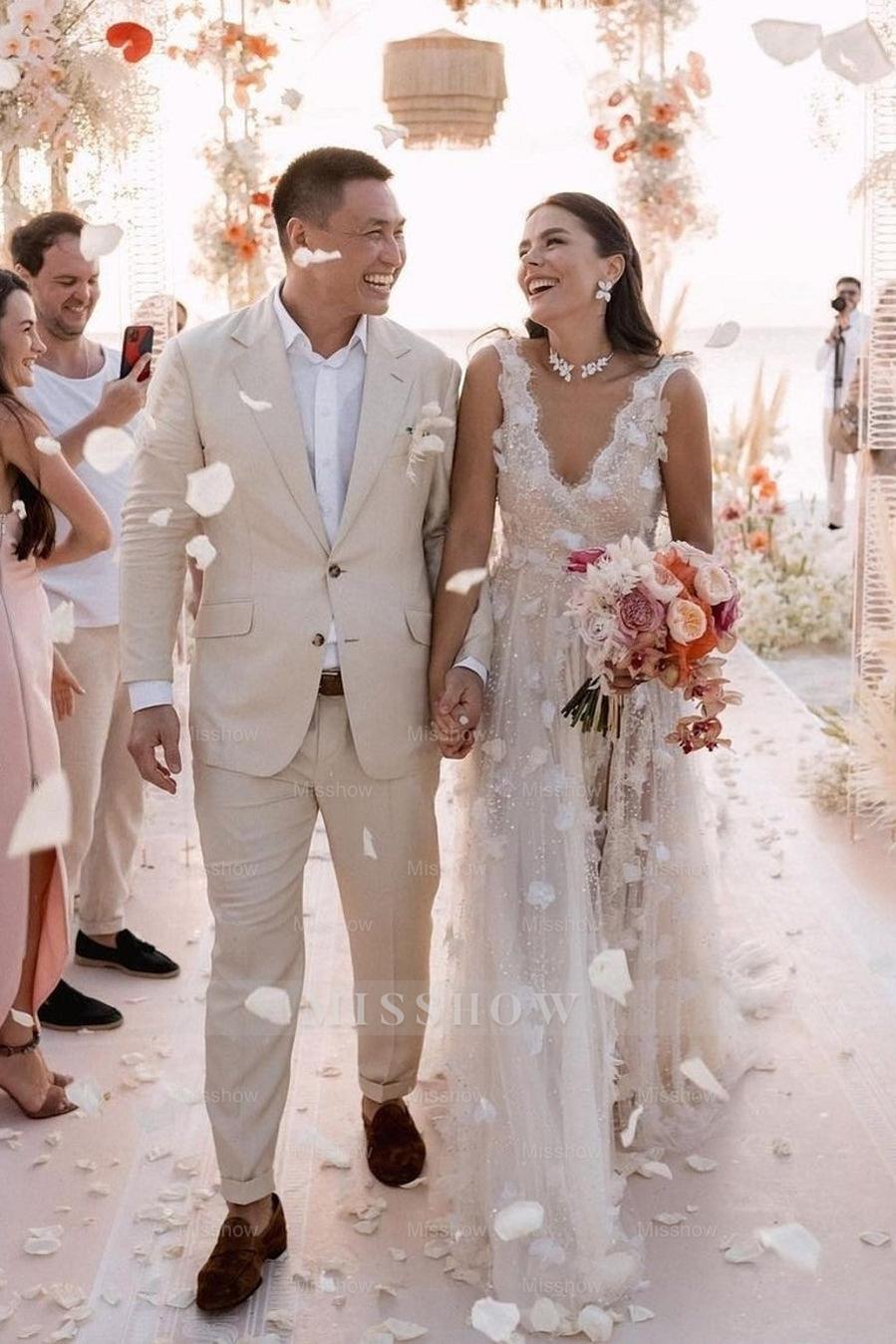 Romantic Ivory V-Neck Lace A-Line Spaghetti Strap Sequined Sleeveless Watteau Train Long Tulle Wedding Dresses With Slit